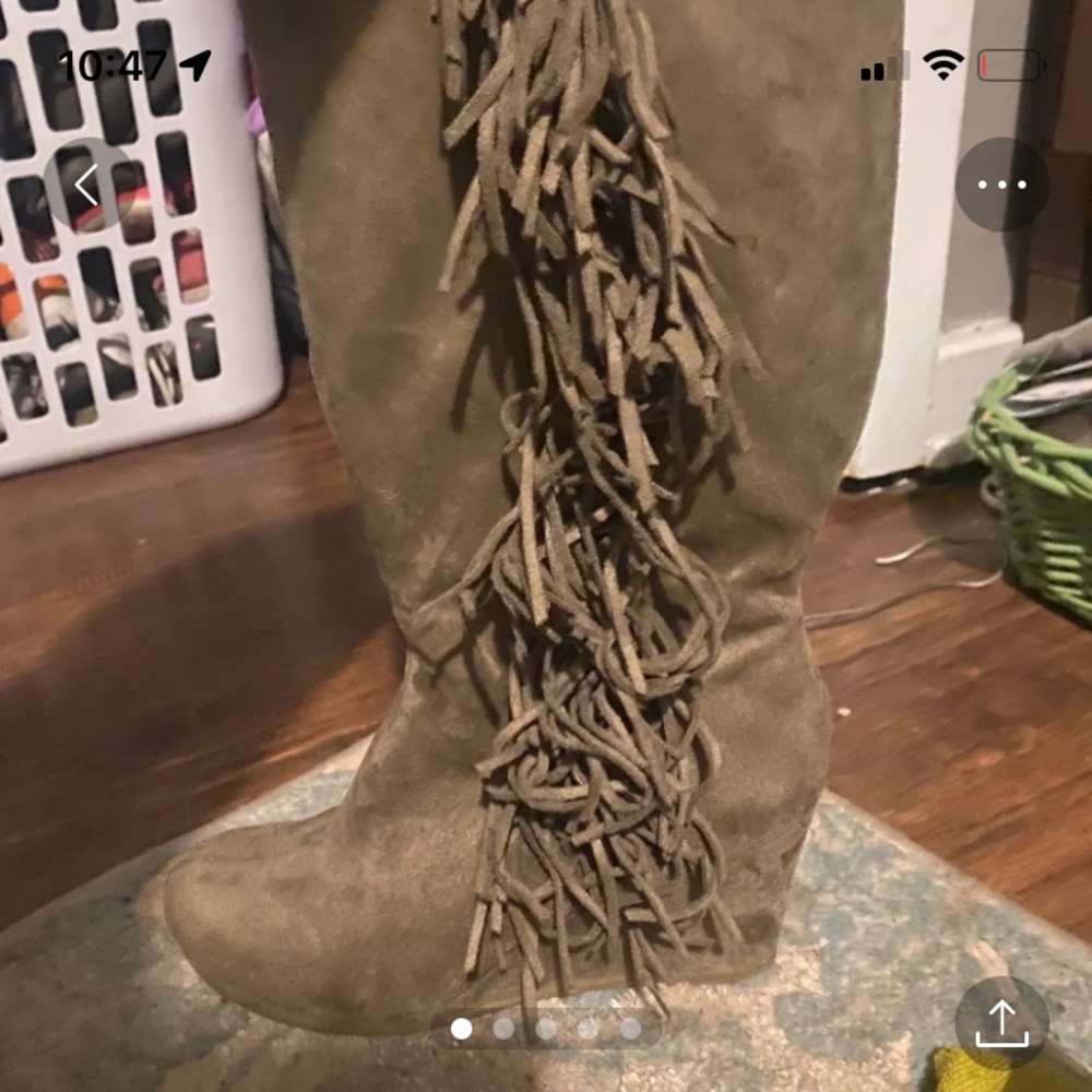 Adorable Size 8.5 boots - Picture 3 of 3